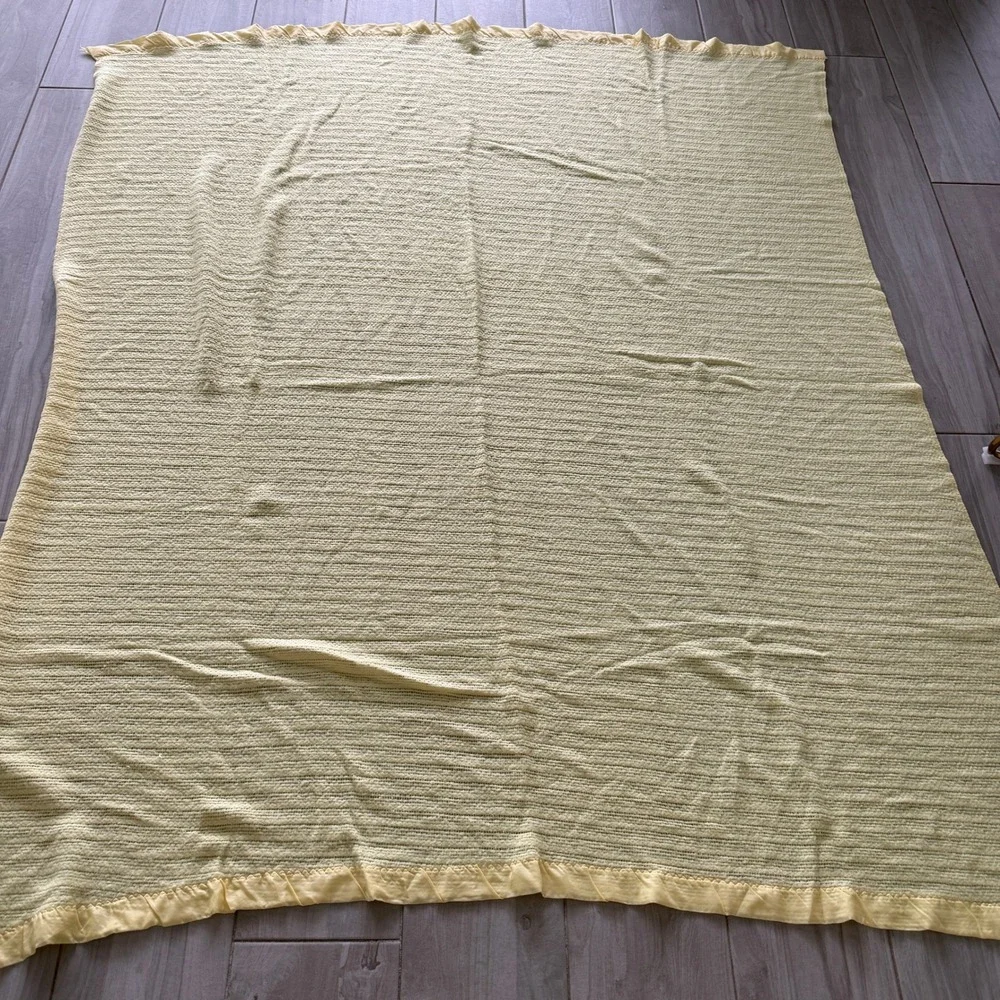 Waffle Knit Baby Blanket Size Twin Yellow Woven Satin Trim Vintage 84